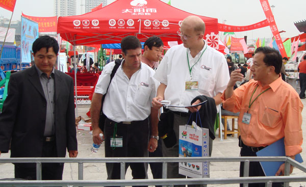 公司領(lǐng)導(dǎo)與外國(guó)客戶(hù)在河南鄭州產(chǎn)品展銷(xiāo)會(huì)現(xiàn)場(chǎng)洽談